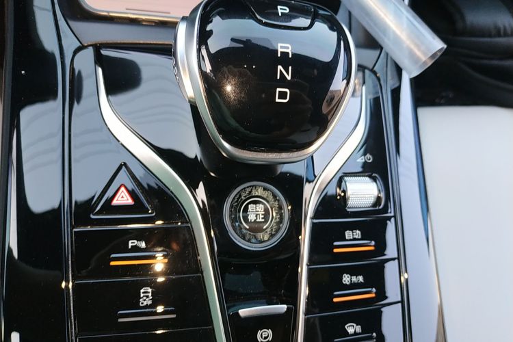 比亚迪 秦PLUS 2024款 荣耀版 DM-i 55KM领先型中控内饰18