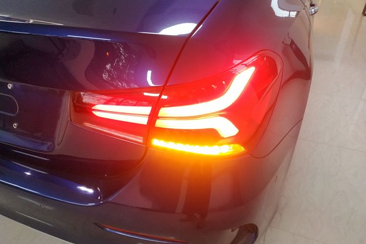 奔驰A级 2022款 A 200 L 运动轿车动感型车身外观9