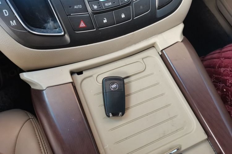 别克GL8 2011款 3.0L GT豪华商务豪雅版中控内饰7001