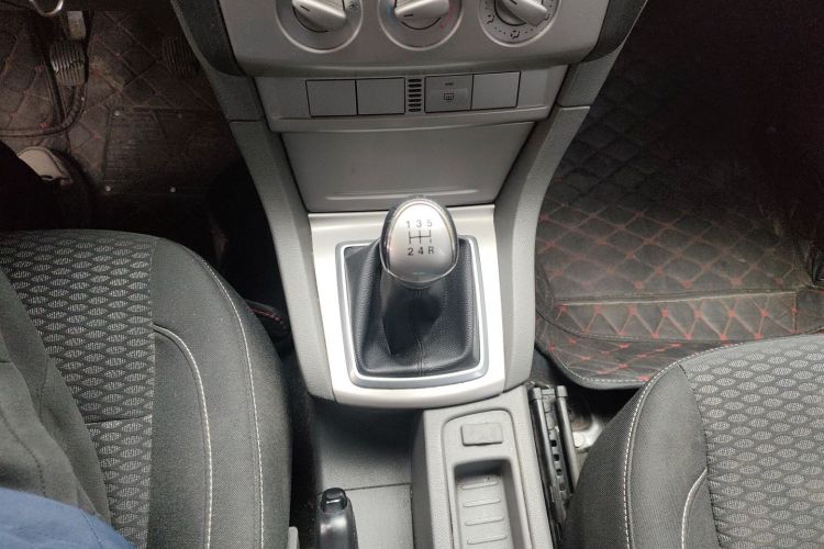 福特 福克斯 2013款 两厢经典 1.8L 手动基本型中控内饰18