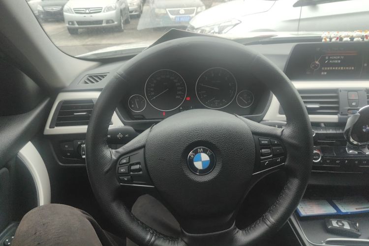 宝马3系 2016款 320i 时尚型中控内饰13