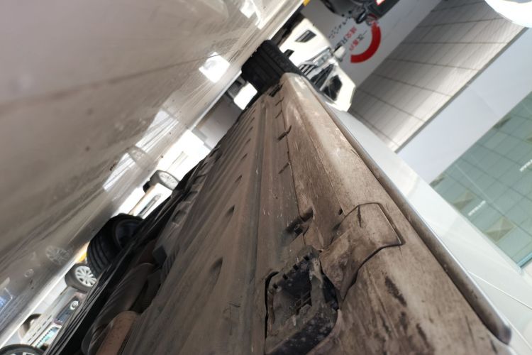 奔驰C级 2017款 改款 C 200 L 4MATIC 运动版机舱底盘29