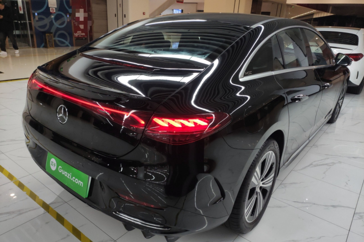 奔驰EQE 2022款 350 豪华版车身外观7