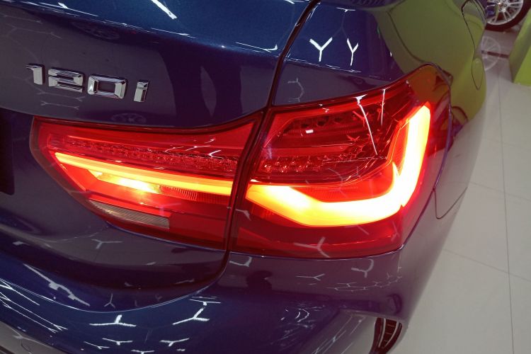 宝马1系 2021款 改款 120i M运动版车身外观9