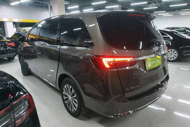 别克GL8 2022款 陆上公务舱 652T 舒适型车身外观4