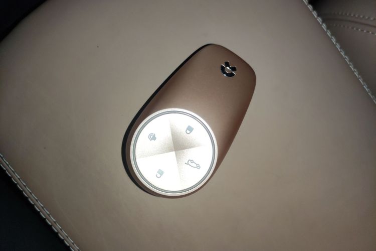 蔚来ES8 2022款 100kWh 签名版 七座中控内饰7001