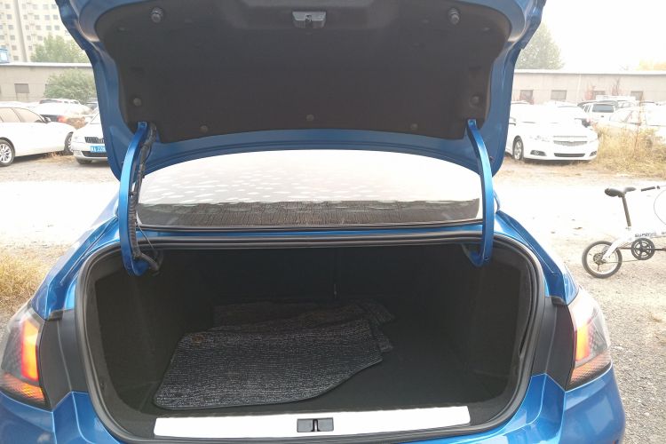 标致408 2019款 230THP 自动豪华版 国V机舱底盘23