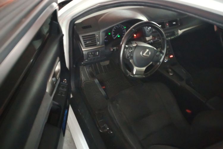 雷克萨斯CT 2017款 CT200h 精英版 单色 国V中控内饰20