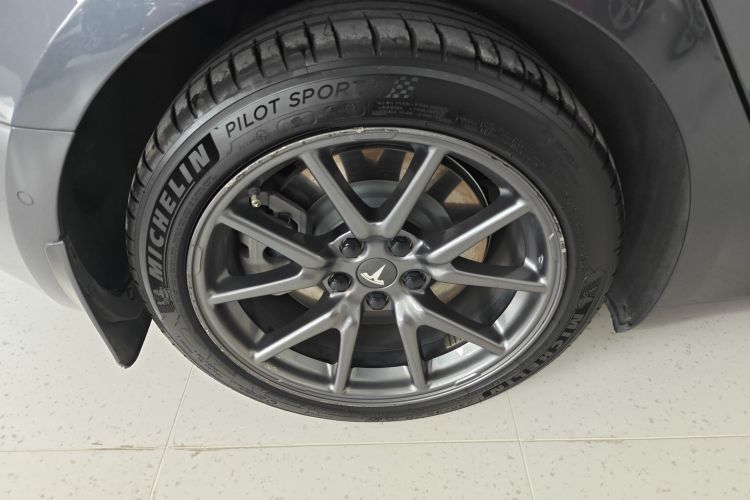 特斯拉 Model 3 2020款 标准续航后驱升级版车身外观6008