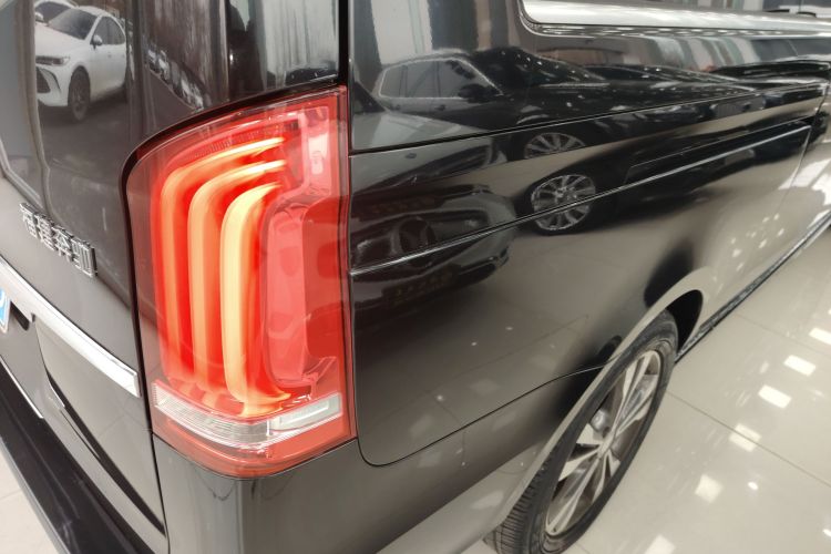 奔驰V级 2016款 V 260 L 尊贵加长版车身外观9