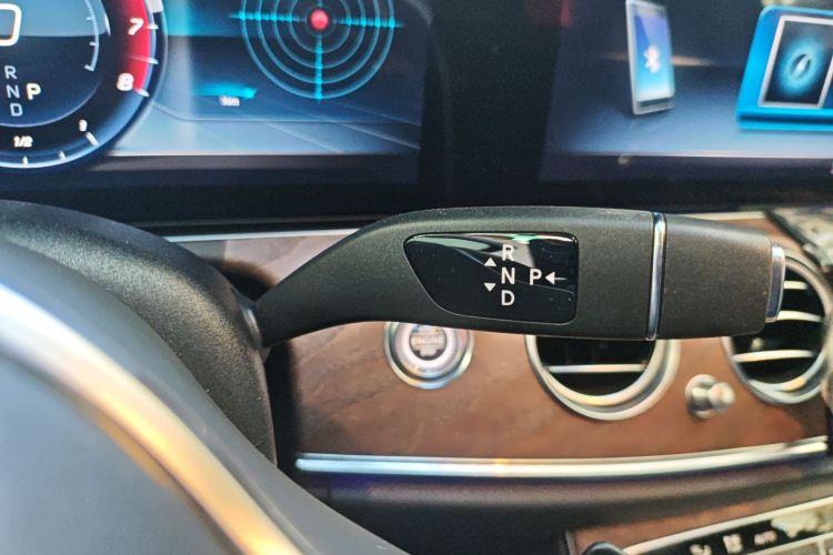 奔驰E级 2020款 E 300 L 豪华型中控内饰18