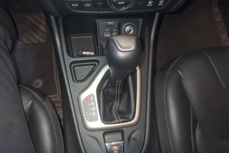 Jeep 自由光 2017款 2.0L 优越版中控内饰18