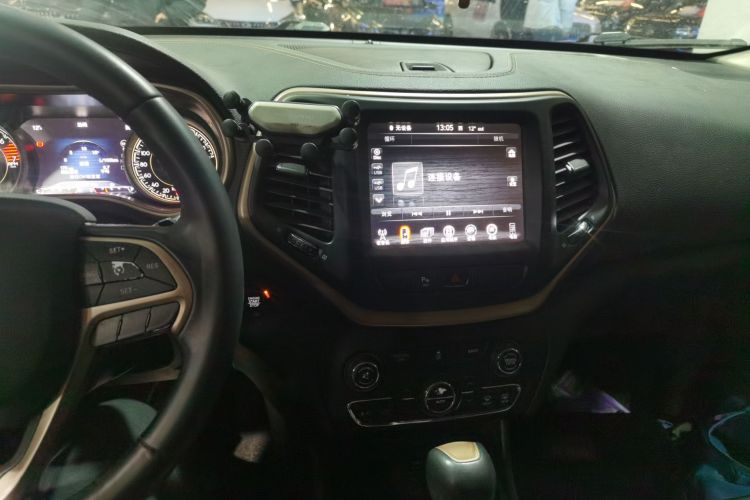 Jeep 自由光 2016款 2.0L 优越版中控内饰16