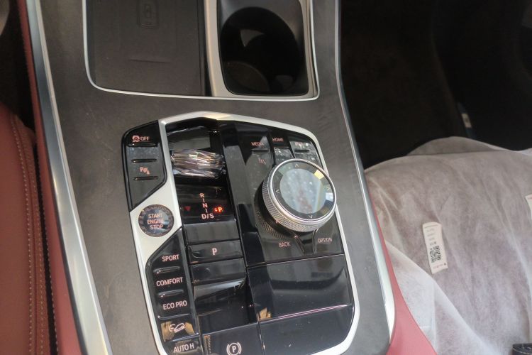 宝马X5 2025款 xDrive 30Li 尊享型M运动曜夜套装中控内饰18