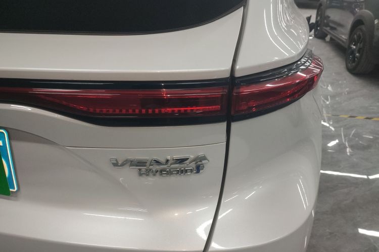 丰田 威飒 2023款 2.5L智能电混双擎 两驱尊贵版车身外观9