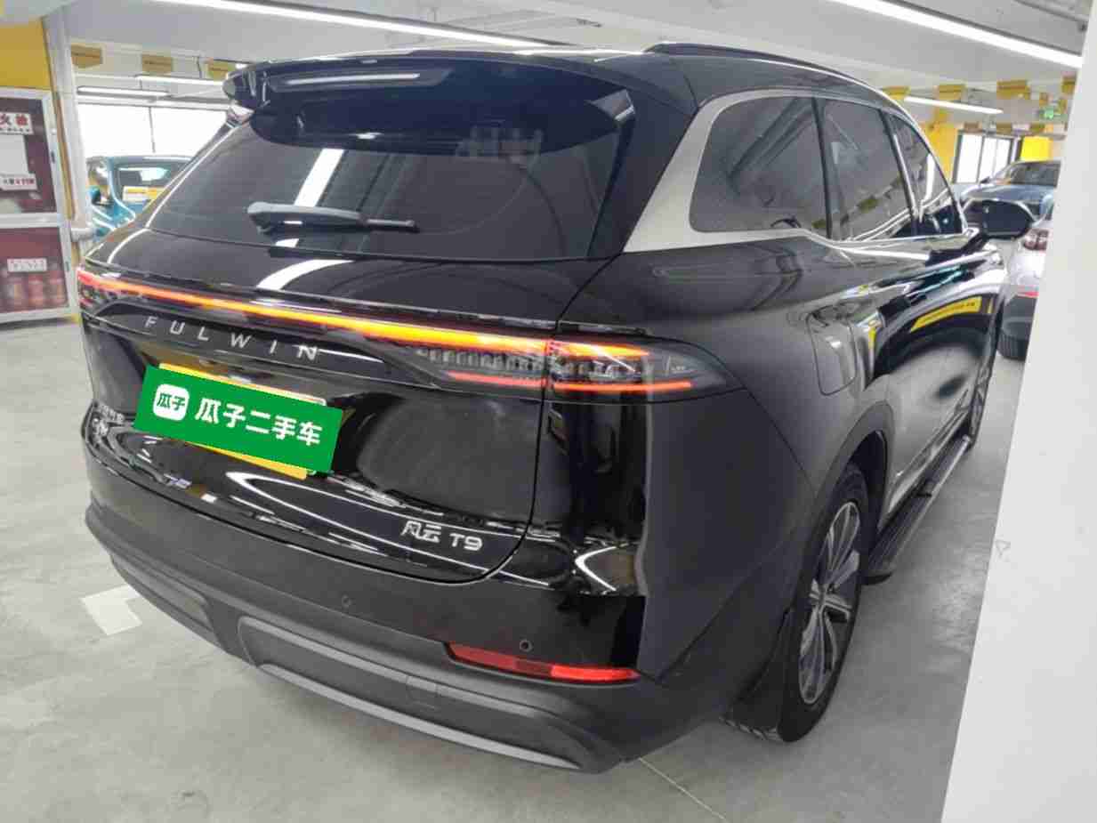 车辆右后45度外观展示
