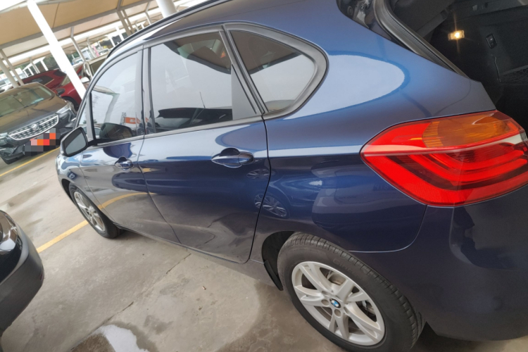 宝马2系旅行车 2016款 218i 领先型车身外观4