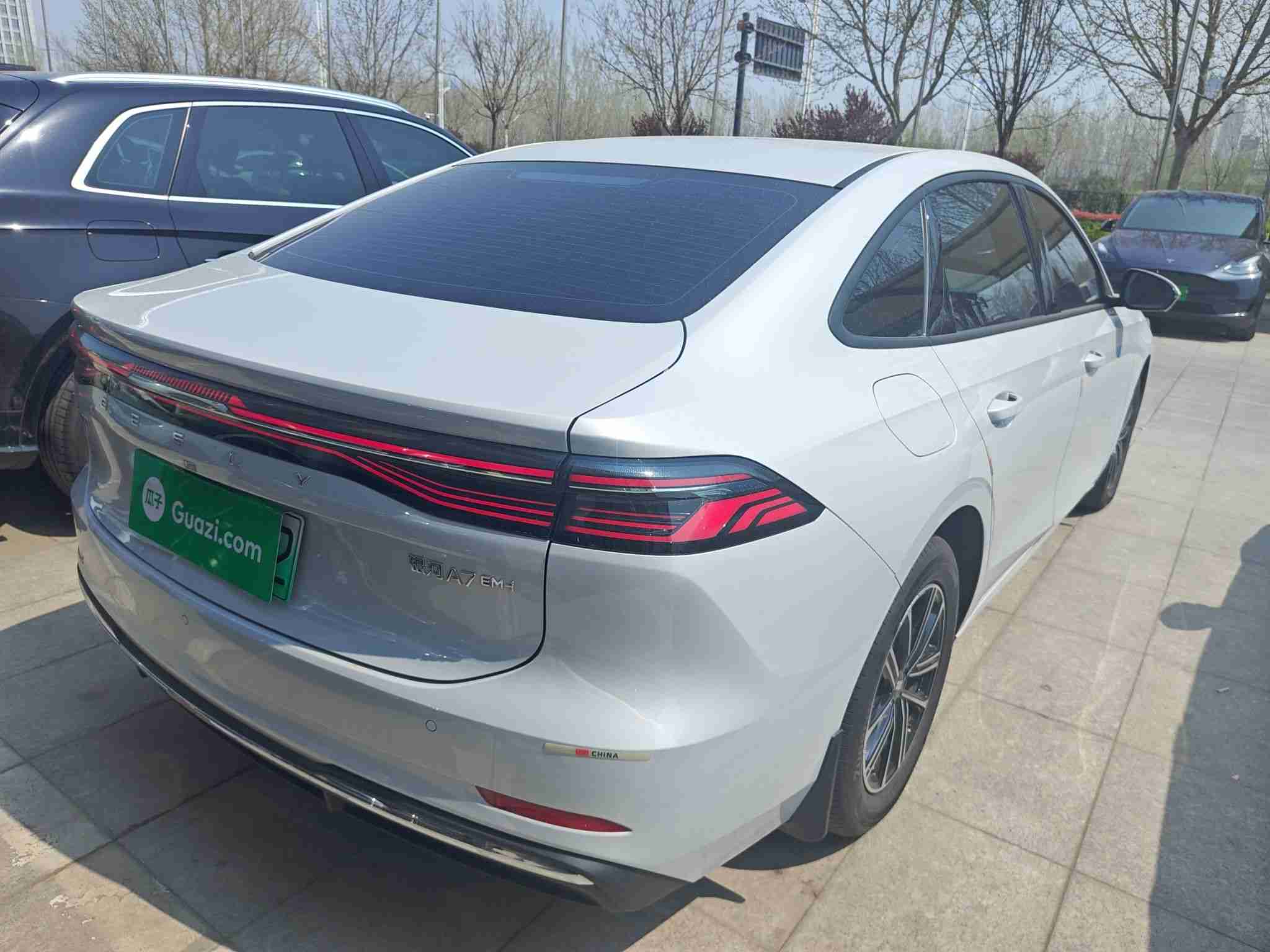 车辆右后45度外观展示