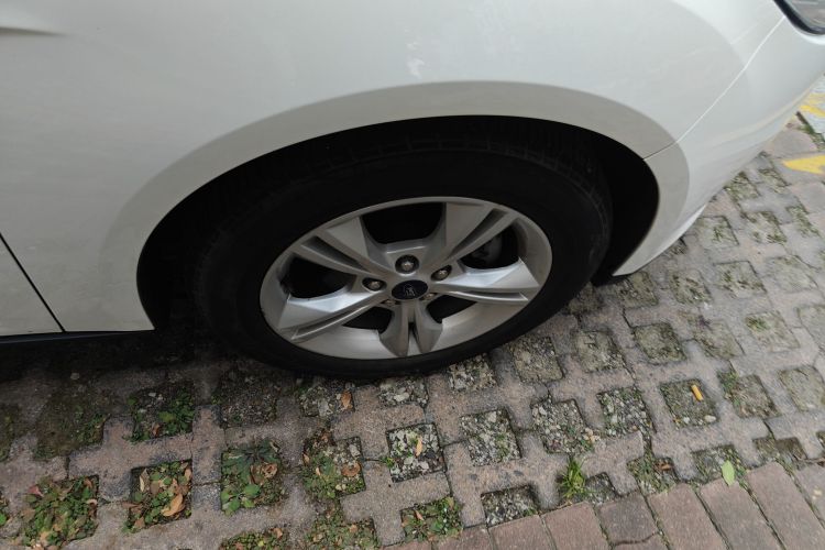 福特 福克斯 2018款 两厢经典 1.6L 自动舒适型智行版车身外观10