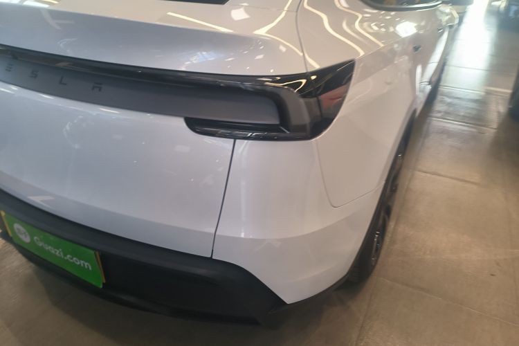 特斯拉 Model Y 2025款 改款 长续航全轮驱动版车身外观9