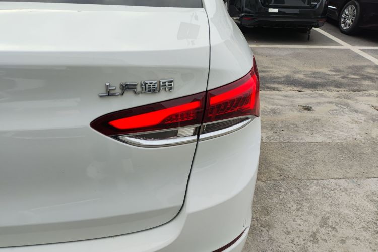 别克 英朗 2021款 改款 典范 1.5L 自动精英型车身外观9