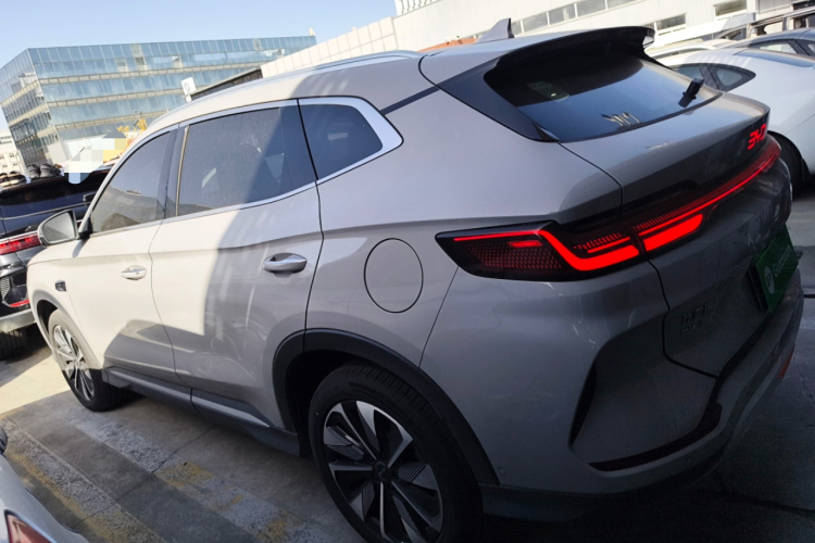 比亚迪 宋PLUS新能源 2025款 DM-i 智驾版 112KM 尊荣型车身外观4