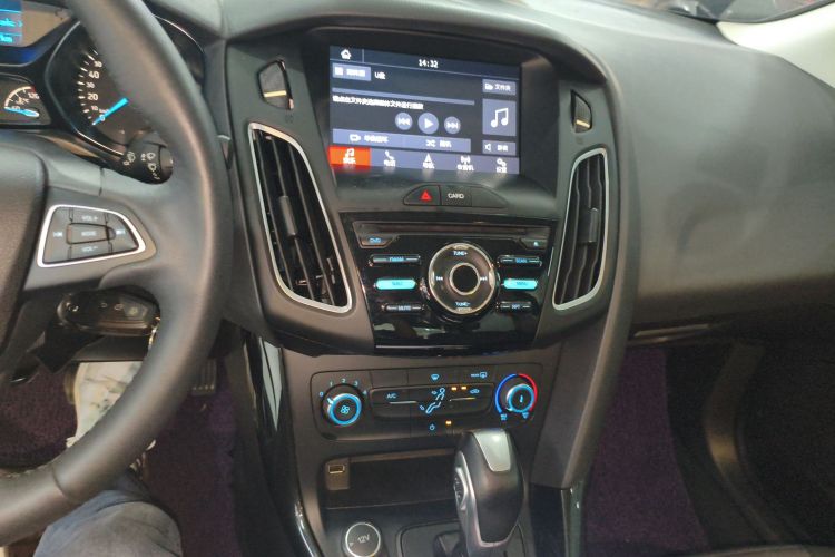 福特 福克斯 2018款 三厢经典 1.6L 自动风尚型智行版中控内饰16