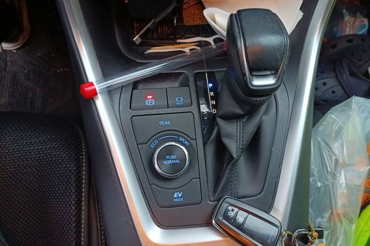 丰田 RAV4荣放 2020款 双擎 2.5L E-CVT四驱精英PLUS版中控内饰18