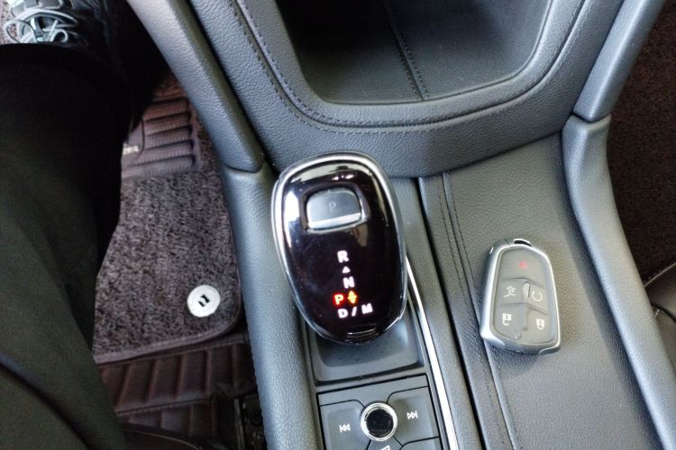 凯迪拉克XT6 2022款 2.0T 七座四驱豪华型中控内饰18