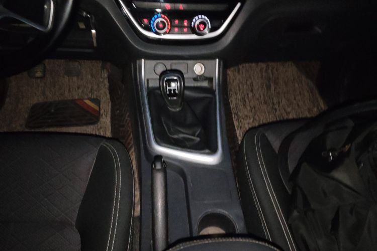 五十铃 瑞迈 2022款 2.8T经典柴油四驱舒适型标轴版JE493ZLQ6E局部细节18