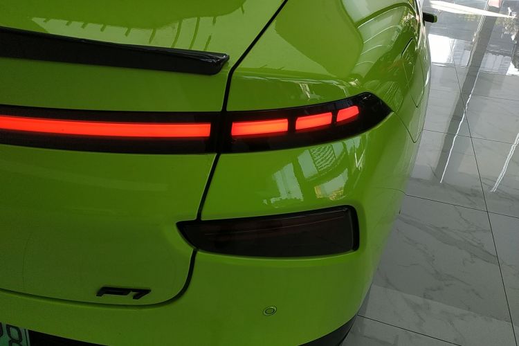 小鹏P7 2021款 670E鹏翼版车身外观9