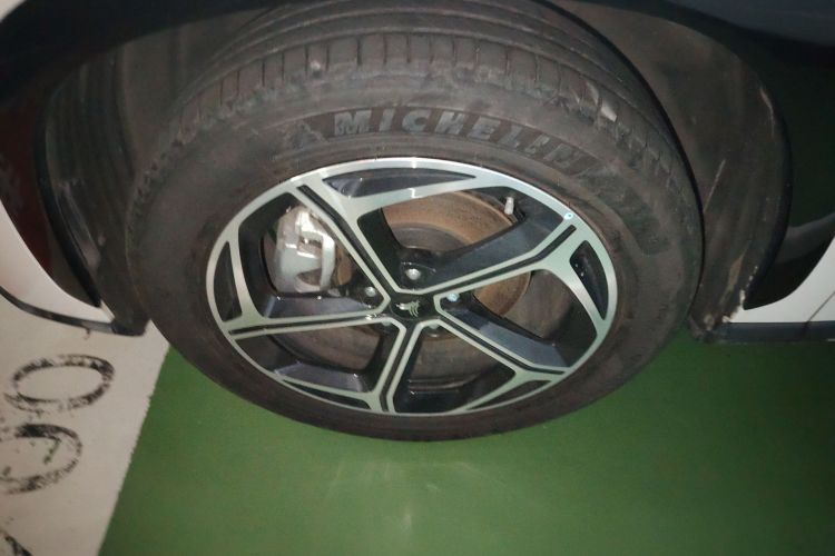 哪吒汽车 哪吒L 2024款 增程 220 闪充版车身外观6007