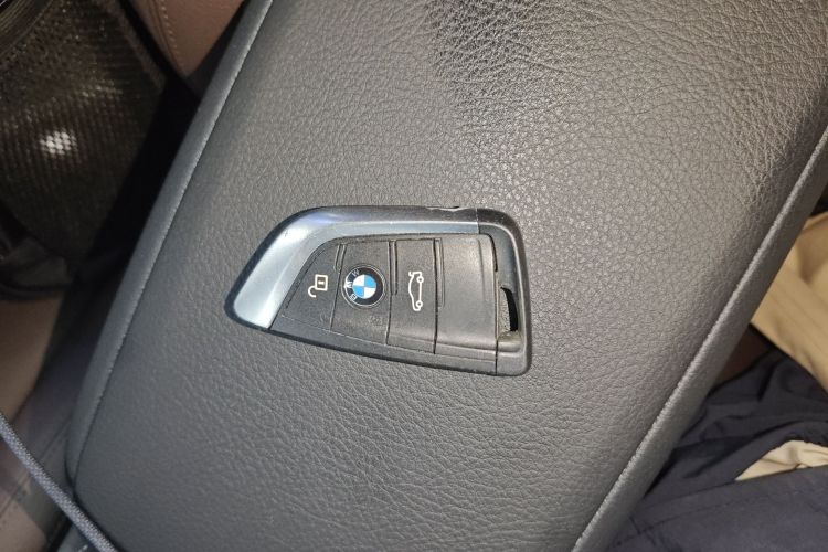 宝马1系 2019款 120i 领先型M运动套装中控内饰7001