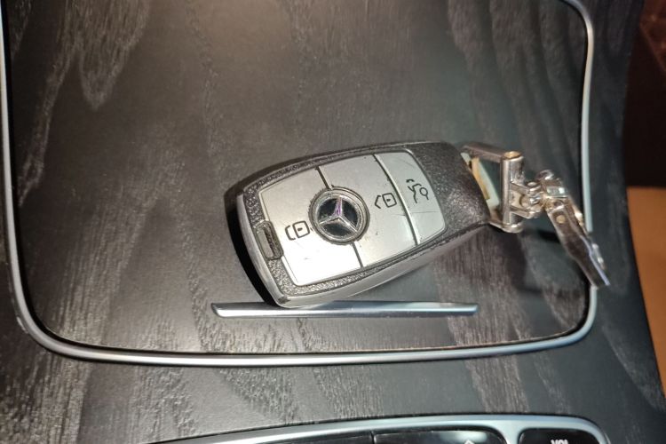 奔驰E级 2017款 改款 E 300 运动型中控内饰7001