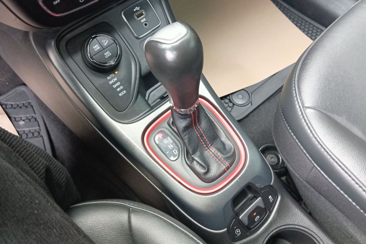 Jeep 指南者 2017款 200TS 自动高性能四驱版中控内饰18