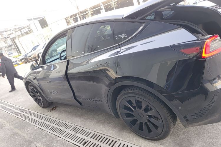 特斯拉 Model Y 2022款 改款 后轮驱动版车身外观4