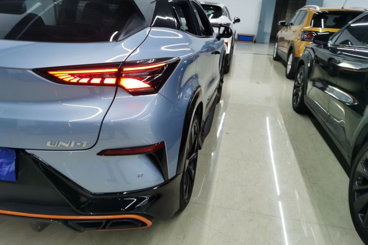 长安UNI-T 2022款 1.5T 运动版 尊贵型车身外观9