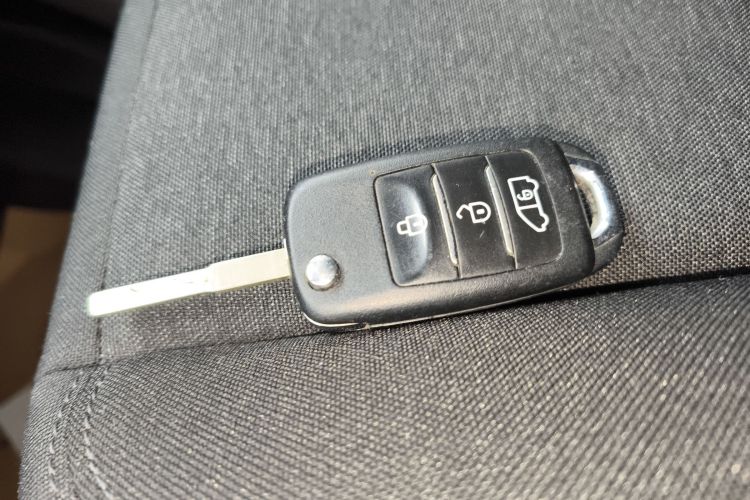 福特 全顺 2023款 2.0T汽油自动多功能商用车中轴低顶5/6座中控内饰11