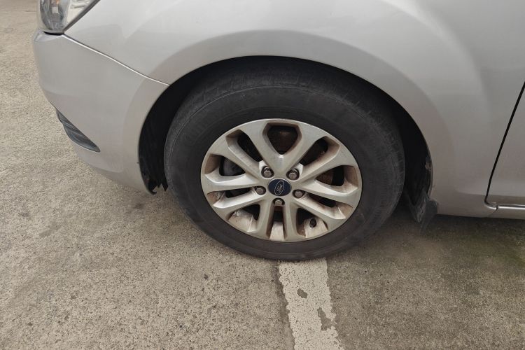 福特 福克斯 2013款 两厢经典 1.8L 自动基本型车身外观35