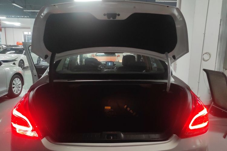 标致308 2014款 乐享版 经典 1.6L 手动风尚型局部细节23