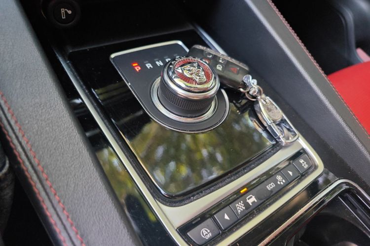 捷豹F-PACE 2018款 改款 2.0T 四驱R-Sport运动版中控内饰18