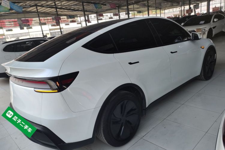 特斯拉 Model Y 2025款 后轮驱动版车身外观7