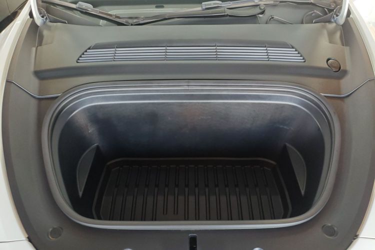 特斯拉 Model Y 2022款 Performance高性能全轮驱动版机舱底盘24