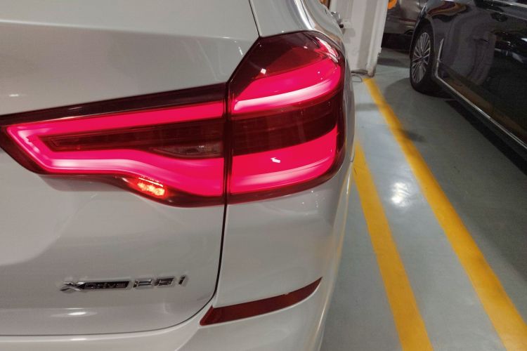 宝马X3 2020款 xDrive25i M运动套装车身外观9