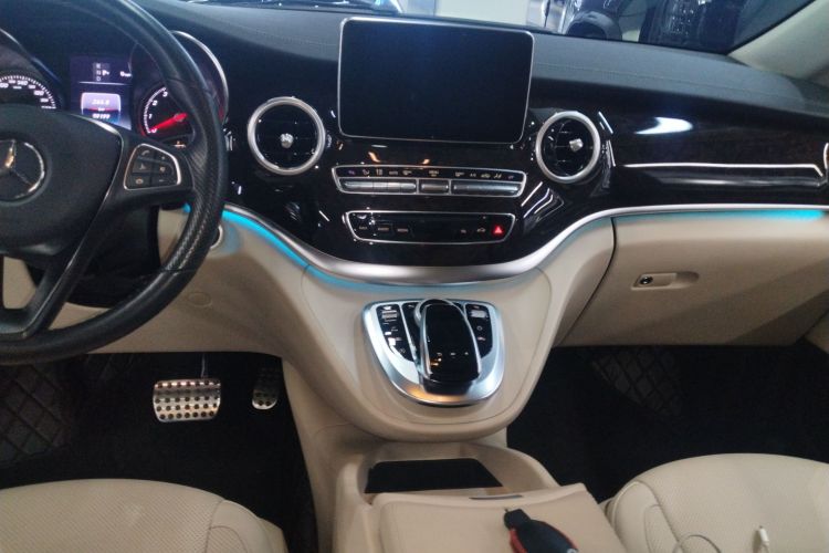 奔驰V级 2018款 V 260 尊贵版 国VI中控内饰16