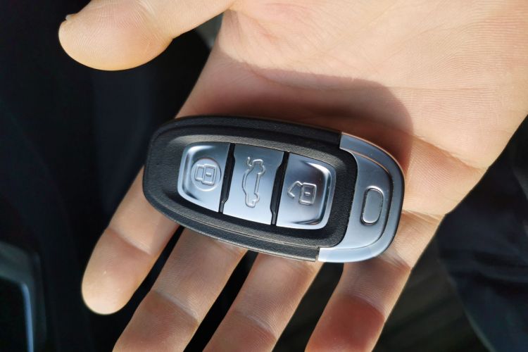 红旗E-QM5 2023款 改款 基础出行版中控内饰7001