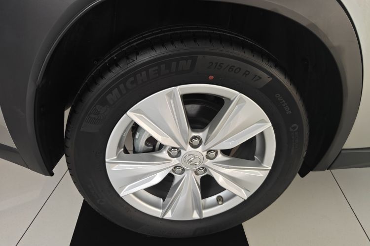 雷克萨斯UX 2022款 260h 探·趣版车身外观6008