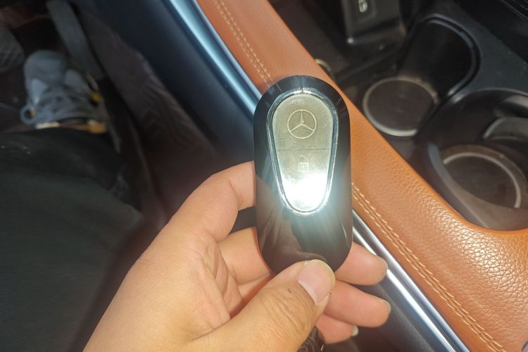 奔驰GLC 2023款 改款 GLC 260 L 4MATIC 动感型 5座中控内饰7001