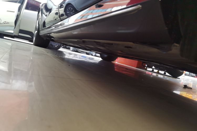 奔驰E级 2018款 改款 E 300 L 运动豪华型局部细节9002