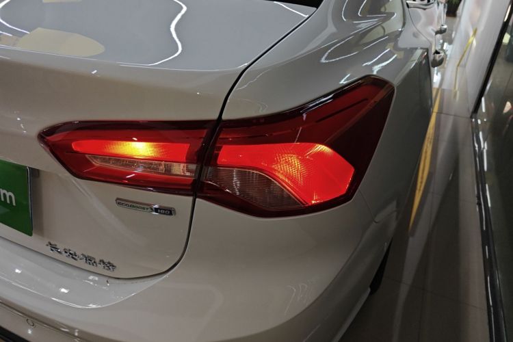 福特 福克斯 2020款 三厢 EcoBoost 180 自动锋潮型车身外观6006